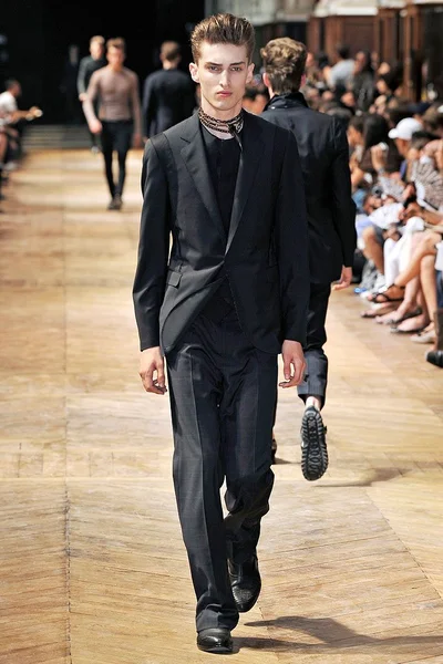 Look 3